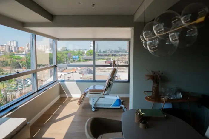 Sala de atendimento com vista para a cidade